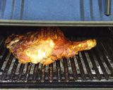 Foto del paso 4 de la receta: Asado a la parrilla de pernil de chancho con salmuera de miel