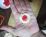 Foto del paso 2 de la receta: Trufas de polvorones y galletas rellenas de guindas
