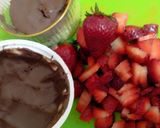صورة لخطوة 3 من وصفة تحلية كيك الفانيليا بالفراولة والشوكولاته 🍓