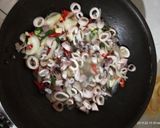 Foto langkah ke 5 dari resep Cumi asam pedas dengan saus tiram 😘.