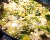 Une image de l'étape 1 de Gratin de choux fleur et brocoli sauce fromagère.