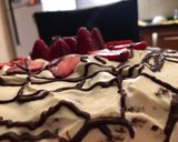 Foto del paso 6 de la receta: Torta postre de chocolate con crema chantilly y frutillas
