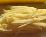 A picture of step 2 of Stir-Fried Pork with Enoki Mushrooms.