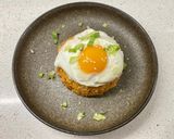 A picture of step 5 of Kimchi fried (with bacon and a fried egg).
