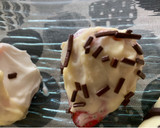Foto del paso 4 de la receta: Fresas rellenas bañadas en chocolate