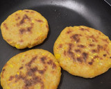 Foto del paso 7 de la receta: Arepas🫓de calabacín y zanahoria con queso🧀🥕🥯
