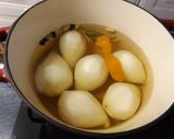 Foto del paso 2 de la receta: Peras escalfadas y especiadas con helado