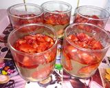 صورة لخطوة 4 من وصفة تحلية الفراولة 🍓 بالطبقات البنة منحكيلكمش 🥰😋