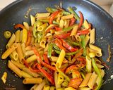 Foto del paso 3 de la receta: Pasta con pimientos, aceitunas y queso feta al aroma de curry