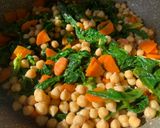 Une image de l'étape 3 de Curry de pois chiches, carottes et épinards.