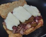Foto del paso 6 de la receta: Sándwich🥙de carne🥩bbq🍯, cebolla🧅, pimiento🫑y queso🧀