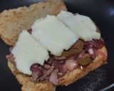 Foto del paso 6 de la receta: Sándwich🥙de carne🥩bbq🍯, cebolla🧅, pimiento🫑y queso🧀
