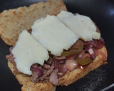 Foto del paso 6 de la receta: Sándwich🥙de carne🥩bbq🍯, cebolla🧅, pimiento🫑y queso🧀