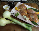 Foto del paso 1 de la receta: Pollo al vino tinto con arroz blanco rehogado con ajos
