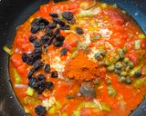 Paradicsomszószban sült tőkehal kapribogyóval és mazsolával mediterrán módra recept fázis 2 fotója