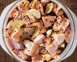 Hình bước làm 2 của món Adobo - thịt kho kiểu Philippines