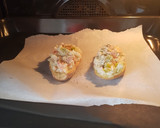 Foto del paso 4 de la receta: Patatas asadas rellenas con salmón ahumado, encurtidos y eneldo