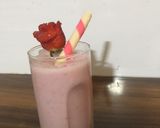 स्ट्रॉबेरी शेक(stawrberry shake recipe in hindi) रेसिपी चरण 2 फोटो