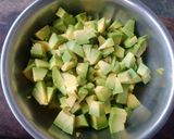 Une image de l'étape 2 de Ma recette d'avocat 🥑🍅🧅🥚.
