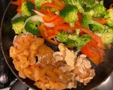 Foto del paso 2 de la receta: Fideo chino de arroz con vegetales y pollo salteados