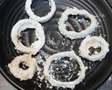 Foto langkah ke 5 dari resep Crispy Onion Rings Eggless Berlapis Bread Crumbs atau Tepung.