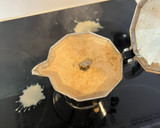 Foto del paso 4 de la receta: Café con leche en cafetera italiana | Receta de tik tok