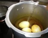 A picture of step 2 of Garlic Egg Curry.