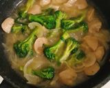 Foto langkah ke 2 dari resep Tumis brokoli baso.