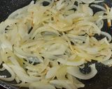 Foto del paso 3 de la receta: Chipirones a la plancha con cebolla pochada