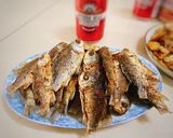 Hình bước làm 2 của món Mâm cơm nhà : cá diếc rán giòn, canh bồng khoai nấu tôm, sụn non kho