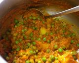 A picture of step 4 of Aloo matar aur poori.