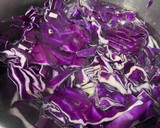 Foto del paso 3 de la receta: Lombarda con pasas y piñones