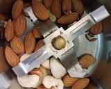 A picture of step 1 of Anjeer dryfruit lassi.