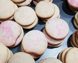 Foto del paso 6 de la receta: Alfajorcitos de maicena de colores