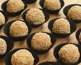 Foto langkah ke 10 dari resep Mochi Wijen Isi Kacang Devina Hermawan.