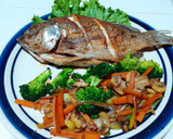 Foto del paso 7 de la receta: Mojara frita con verduras salteadas