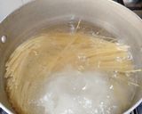 Foto langkah ke 2 dari resep Spaghetti Aglio Olio with Tuna Asap.