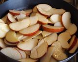 Foto del paso 2 de la receta: Manzanas caramelizadas con queso de untar y té Matcha