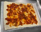 Une image de l'étape 2 de Pizza jambon tomate artichaut champignons emmental et mozzarella.
