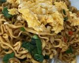Foto langkah ke 5 dari resep Mie Goreng Telur Acak simpel enak.
