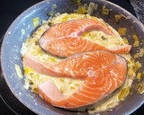 Foto del paso 2 de la receta: 138. Salmón en salsa cremosa de puerros