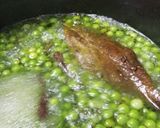 A picture of step 3 of Matar pulao.