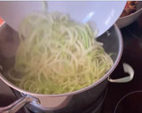 Foto del paso 4 de la receta: Tiras de calabacín con jamón y setas al ajillo