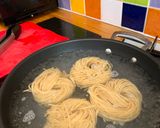 A picture of step 3 of Egg noodles stir-fried with chicken and bacon.