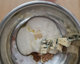 Foto del paso 1 de la receta: Salsa, aderezo saludable de yogur y queso azul 💙