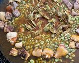 Foto del paso 8 de la receta: Paella con alcachofas, habas y ajos tiernos, carne y albondiguitas