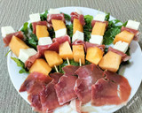 Foto del paso 6 de la receta: Brocheta de melón, jamón y mozzarella