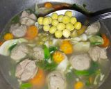 Foto langkah ke 3 dari resep Sup Kacang Polong Bakso.