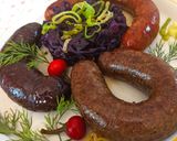 Póréhagymás, almás, lila káposzta, sült kolbásszal és hurkákkal recept fázis 4 fotója