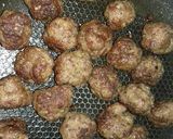 Foto del paso 1 de la receta: Bomba de papa al horno rellana con mini albóndigas 😋😄
